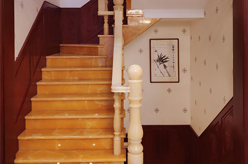 中宁中式别墅室内汉白玉石楼梯的定制安装装饰效果